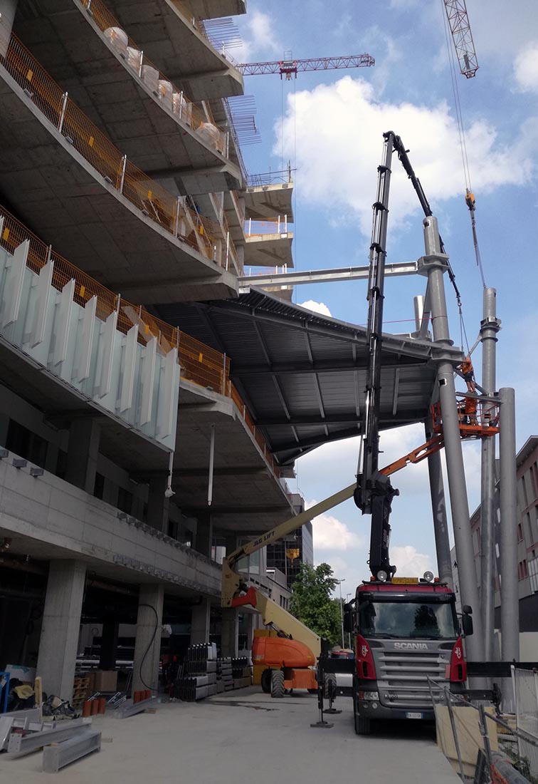 Ampliamento Ospedale San Raffaele a Milano - Il montaggio del ponte di collegamento