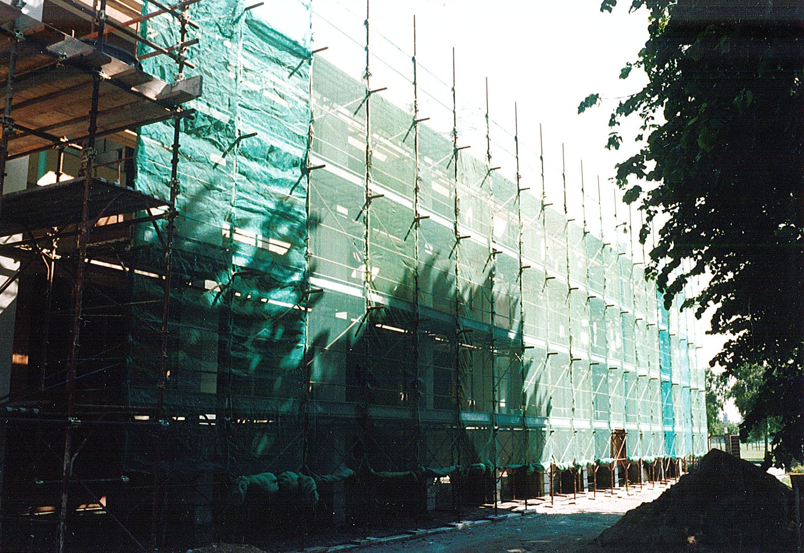 Housing community extension and renovation in Gorlini street in Milan - Scaffolding