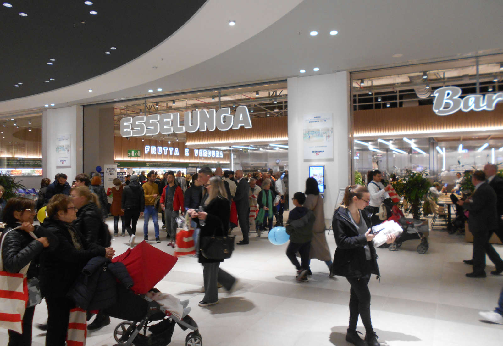 Esselunga shopping center Cascina Merlata in Milan - The inauguration