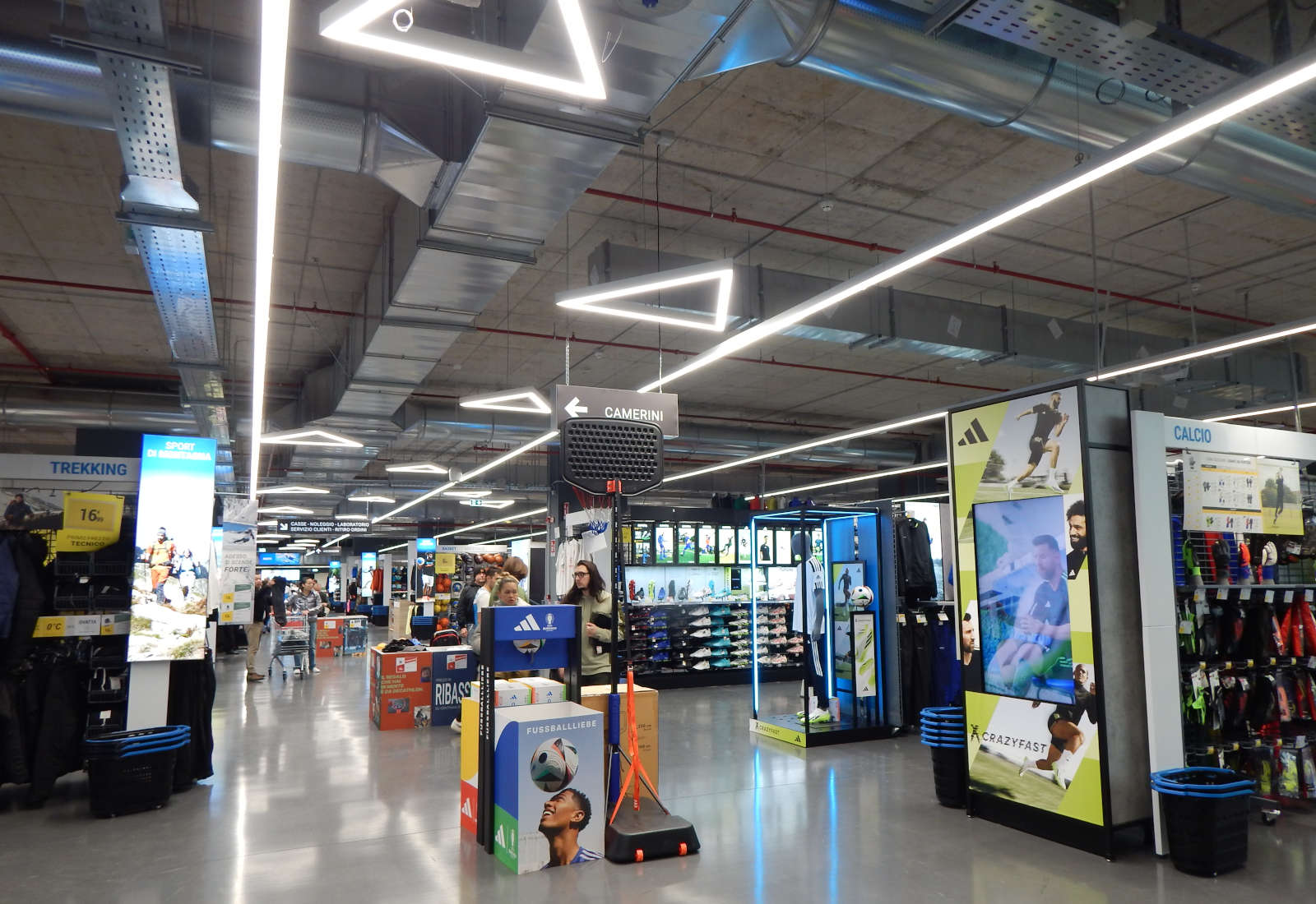 Decathlon retail center Cascina Merlata in Milan - The shop