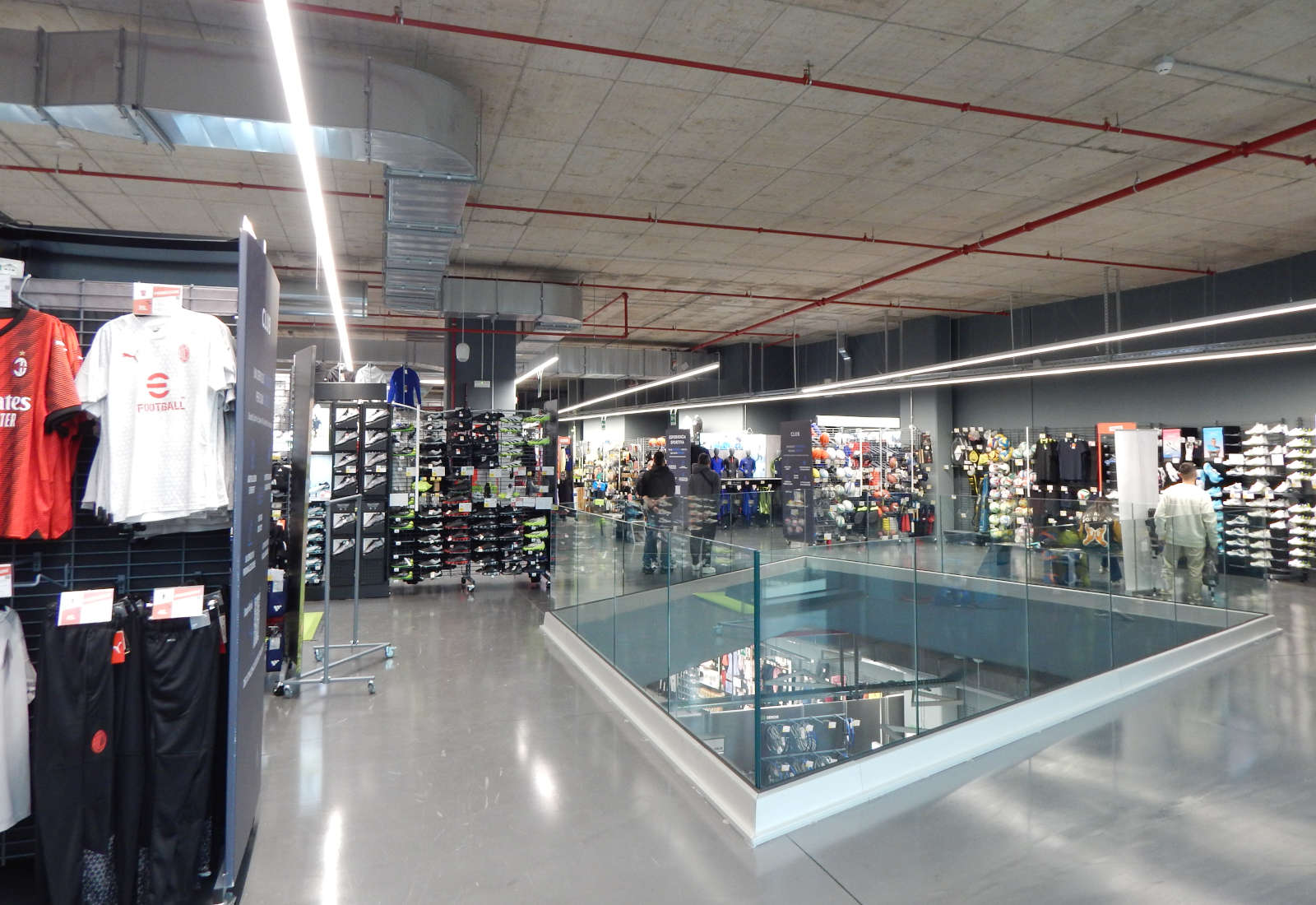 Decathlon retail center Cascina Merlata in Milan - The shop