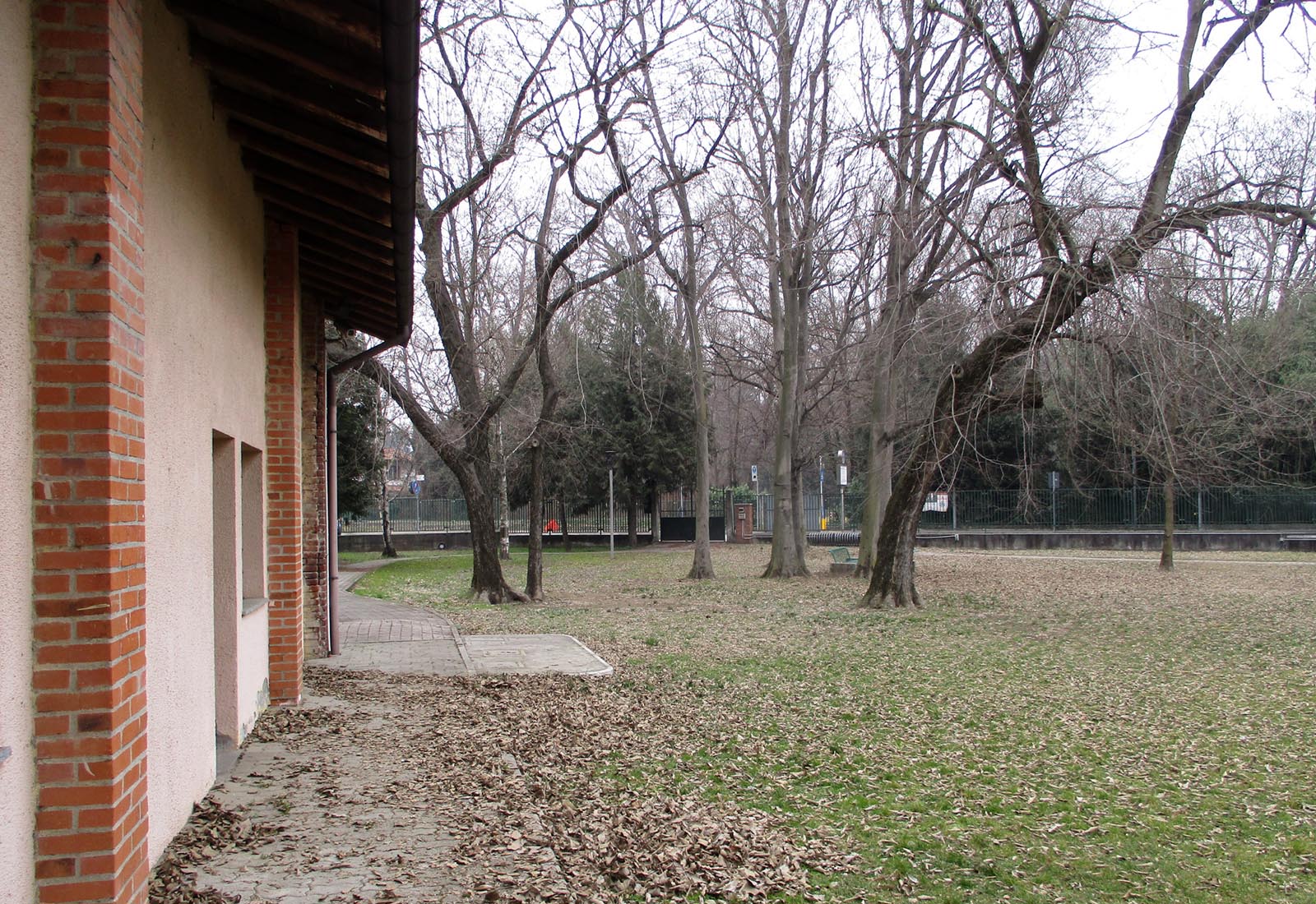 House in the CadutiNassirya park in Somma Lombardo - View of the existing building