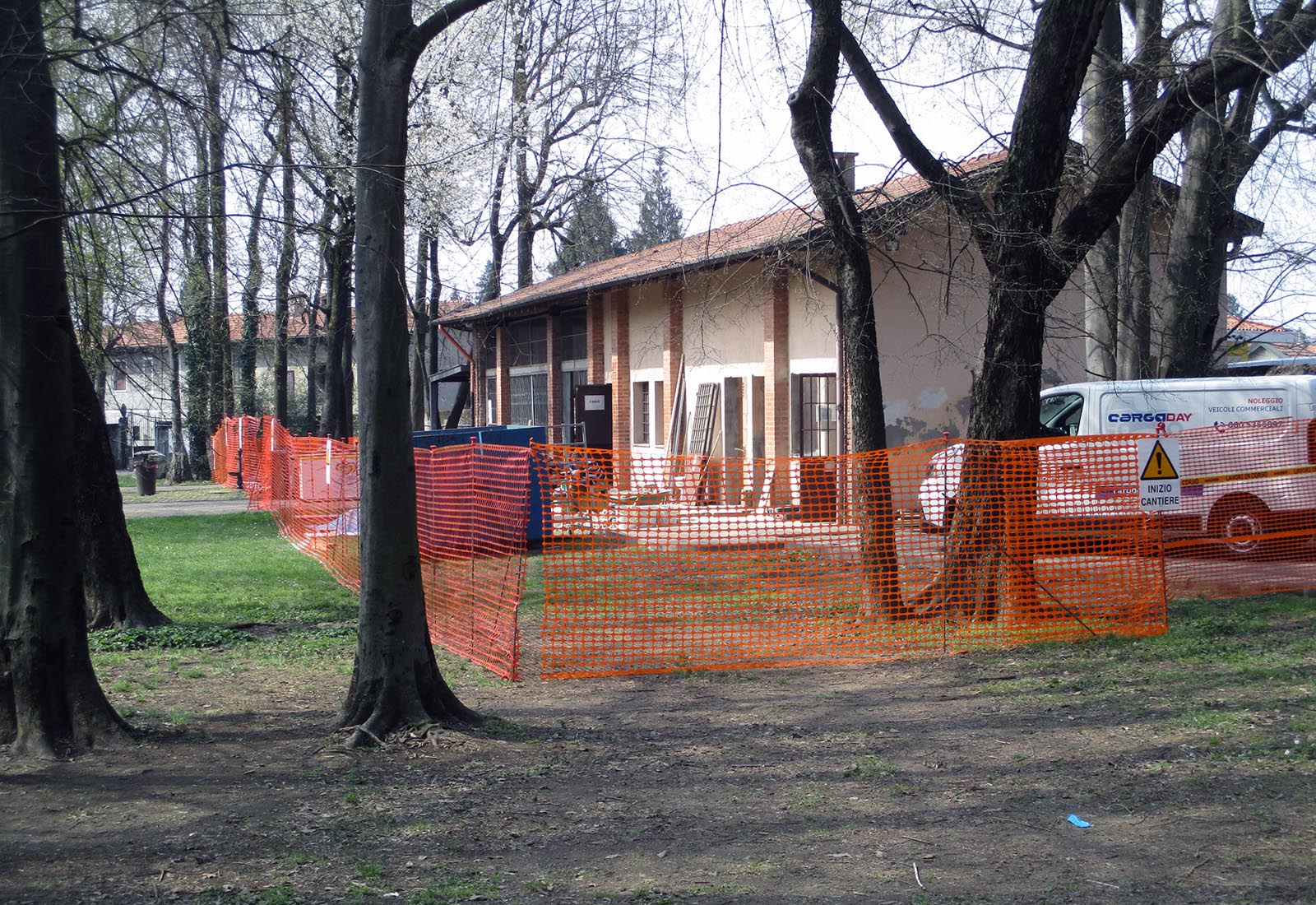 House in the CadutiNassirya park in Somma Lombardo - The building site