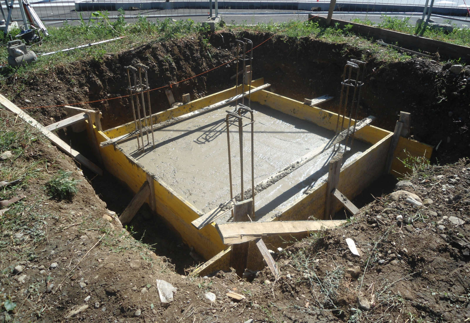 Monument foundations in San Martino street, Rho - The construction site