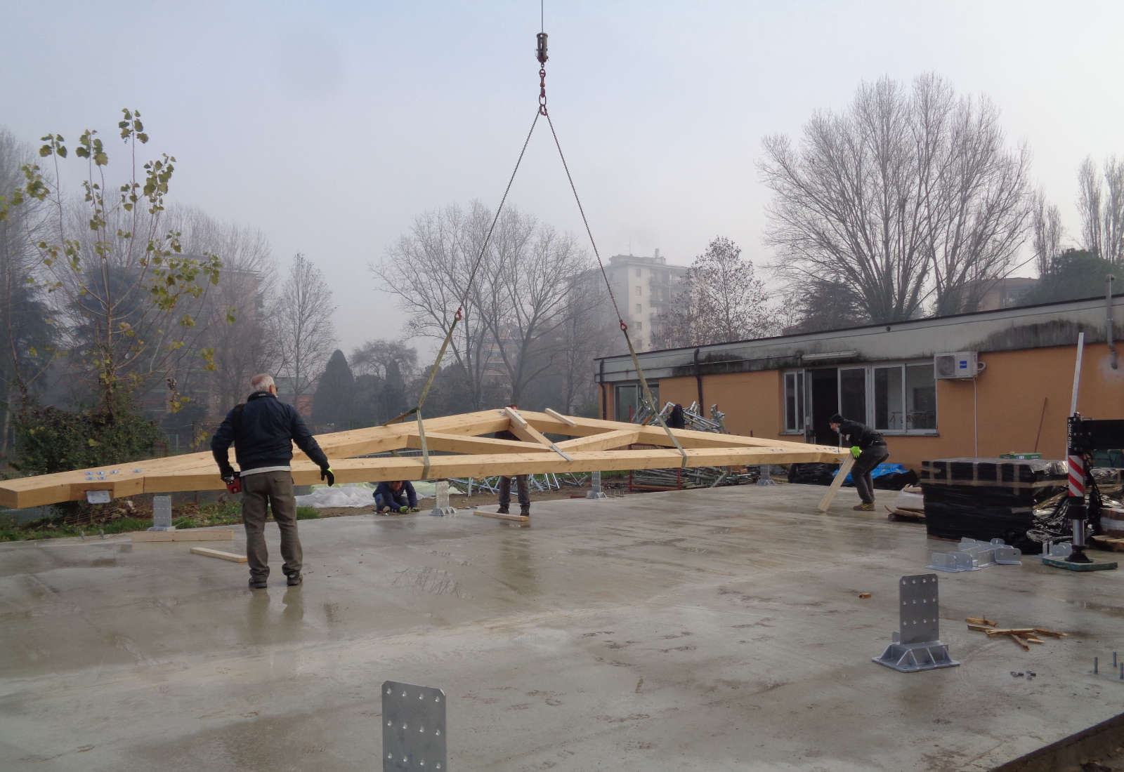 Wooden building for services in public park, Buccinasco - Assembly