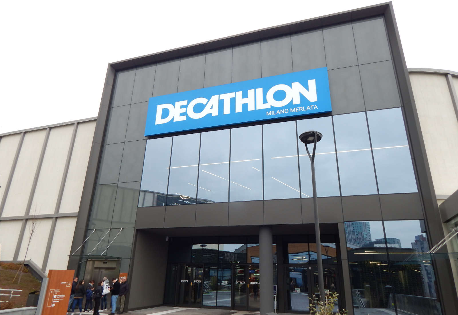 Decathlon retail center Cascina Merlata in Milan - The shop