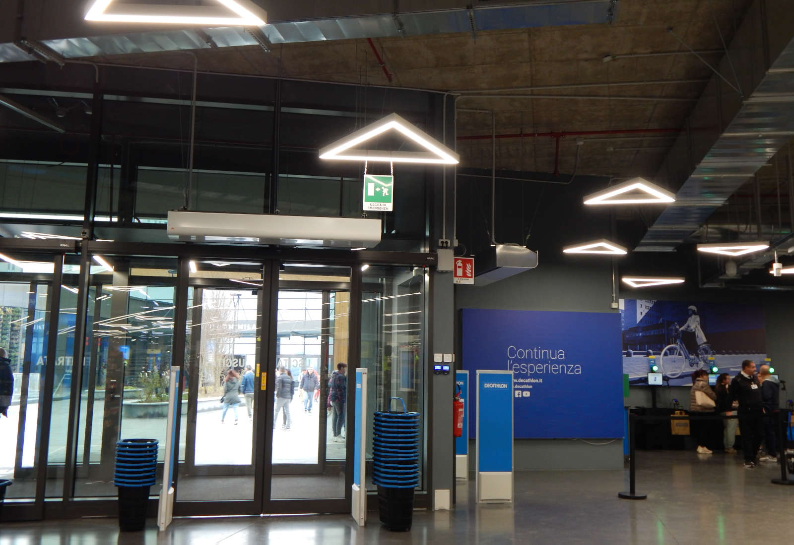 Decathlon retail center Cascina Merlata in Milan - The shop